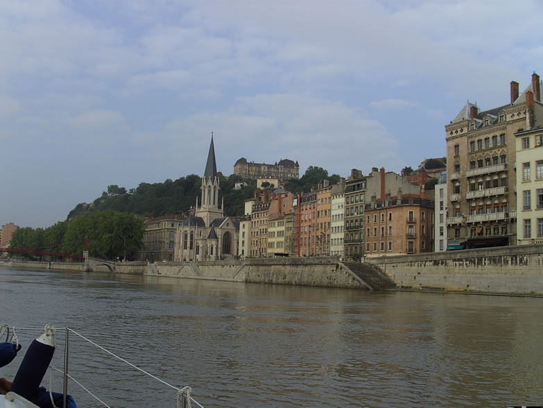 LYON, eglise St Georges,  getuige van het ontwaken van deze prachtige stad, temoins du reveil de cette magnifique ville, witness of the awakiing of this marvellous city 